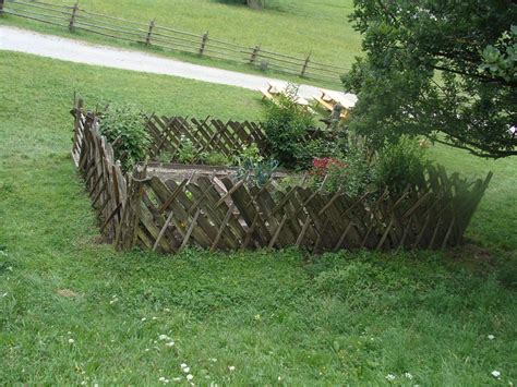 What exactly are groundhogs and how do they live? Fence To Keep Groundhogs Out Of Garden | Fasci Garden