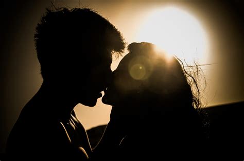 Wallpaper ID Classic Sunset Silhouette Of Couple Kissing With Sea Wind Frizzing Their
