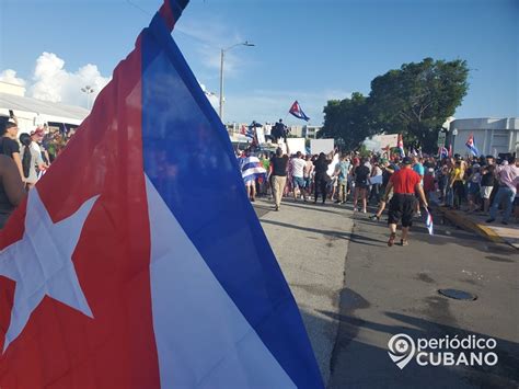 Banderazo En Miami A Favor De La “marcha Cívica Por El Cambio” Del 15n