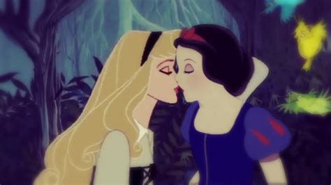 Snow White And Aurora Kiss By 04jh1911 On DeviantArt