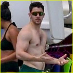 Nick Jonas Shirtless Photo From Goes Viral On Twitter Look Back