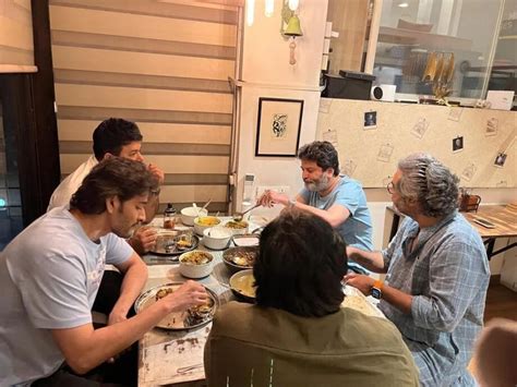 Namrata Shirodkar And Mahesh Babu Enjoy Homemade Meal At Friend S House