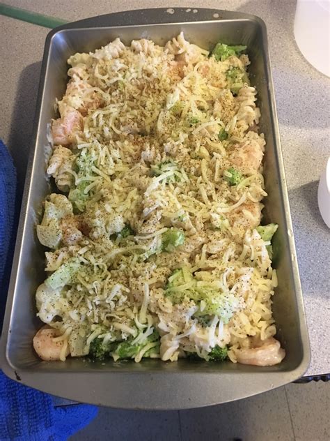 Sprinkle parmesan cheese and parsley over each plate. shrimp alfredo with broccoli: Directions, calories, nutrition & more | Fooducate