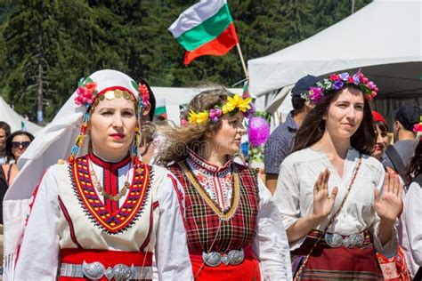 Membres Du Festival Folklorique National Rozhen En Bulgarie Photo Stock