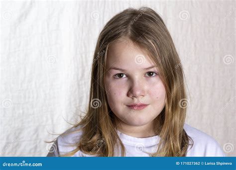 Portret Van Een Blond Mooi Meisje Van 10 Jaar Vooraan Op Lichte