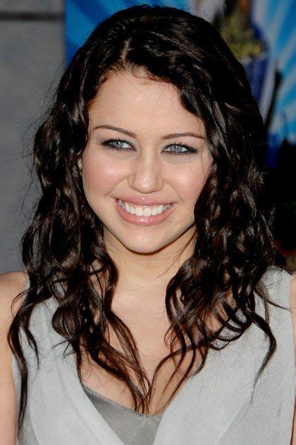 miley cyrus rocked grown out roots in the prettiest way miley cyrus brown hair miley miley cyrus