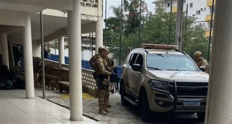 Homem Invade Escola Em Joinville Provocando P Nico E Correria