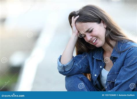 Mulher Triste Chorando Na Rua Foto De Stock Imagem De Dificuldades