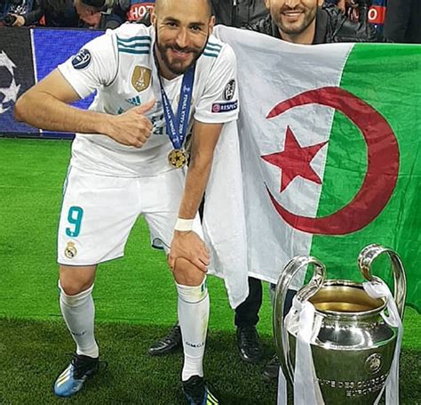 تحدث مهاجم ريال مدريد ، كريم بنزيما ، عن سبب ارتدائه ضمادة مع النادي الملكي منذ أكثر من عامين. كريم بنزيما يدعم الاحتجاجات في الجزائر ضد ترشّح الرئيس عبد ...