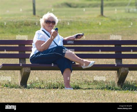 Vieille Femme était Assise Sur Le Banc De Parc Texting Photo Stock Alamy
