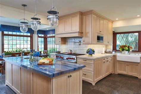 Its classic good looks are always in style, sometimes nudging a farmhouse kitchen design toward a sophisticated but relaxed aesthetic. 30 Best Traditional Kitchen Design Ideas