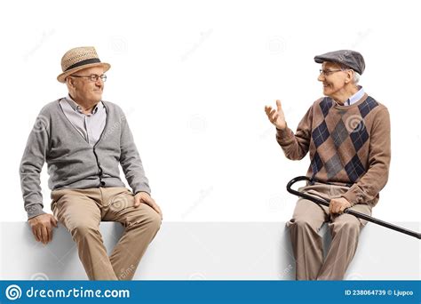 Ancianos Sentados En Un Panel Y Hablando Imagen De Archivo Imagen De