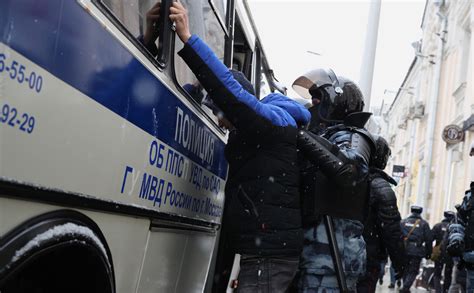 Ранее в спецприемнике «сахарово» задержанные устроили бунт — они стучали в двери камер и требовали обратить на себя в спецприемнике «сахарово» находятся более 800 человек. Фото: Владислав Шатило / РБК