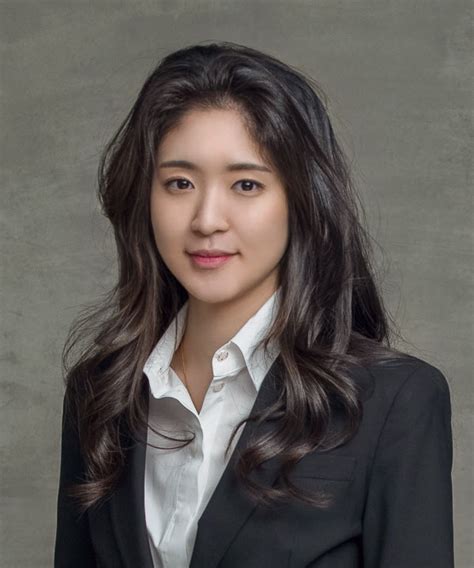 서경배 아모레퍼시픽 회장의 2녀 가운데 장녀인 서민정 씨는 아모레퍼시픽 지주회사인 아모레퍼시픽그룹 주식을 2백41만2천7백10주 보유하고 있다. 아모레 장녀 서민정씨, 보광창투 장남과 결혼 전제로 교제中 ...