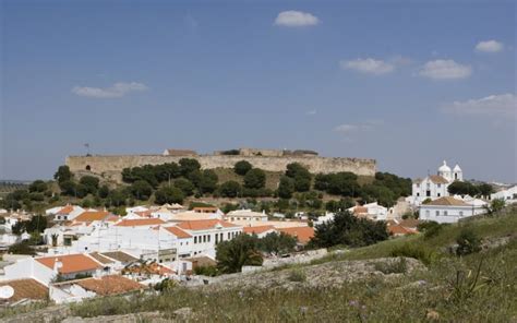 It's surrounded by wetland, salt ponds, and sandwiched between a 13 th century castle, and a 17 th century fortress. Castelo de Castro Marim (Castro Marim Castle) | Eurovelo ...