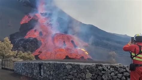 Video Volcán de La Palma derrama una tercera colada de lava tras el