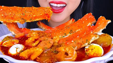 ASMR GIANT KING CRAB SEAFOOD BOIL DRENCHED BLOVES SMACKALICIOUS SAUCE