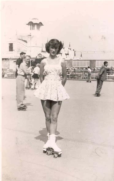 30 Interesting Vintage Photos Of Roller Skating Girls From The Mid 20th