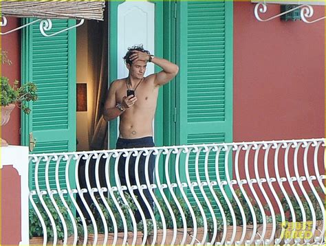 Orlando Bloom Goes Shirtless Puts His Muscles On Display Photo Orlando Bloom