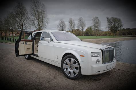 Artic white *starlight *chrome rims *bespoke audio *head up display * interior wood trim *360 surround view camera *blind spot assist *heated. White Rolls Royce Phantom Wedding Car Hire