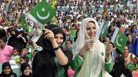 5 Inspiring Traditions Every Pakistani Follows To Show Patriotism On