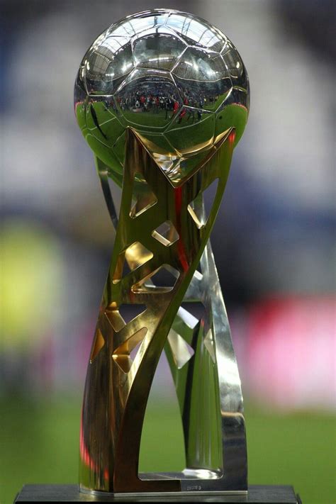 Jun 23, 2021 · el organismo rechazó una solicitud de la alcaldía de múnich para iluminar el estadio allianz arena con los colores del arcoíris de cara al partido de alemania contra hungría de la eurocopa. Pin de Hong Ko em Copa | Trofeu futebol, Futebol soccer ...