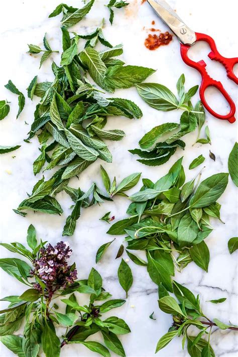Pepper to miejsce z najgorętszymi okazjami. Thai Basil Chicken (Pad Krapow Gai) | foodiecrush.com