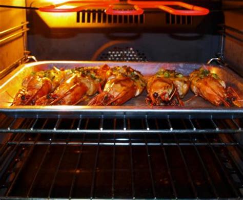 Staccate le zampette dei gamberi 1, eliminate il carapace, ovvero la corazza. Gamberi e gamberoni al forno, una delizia per il palato