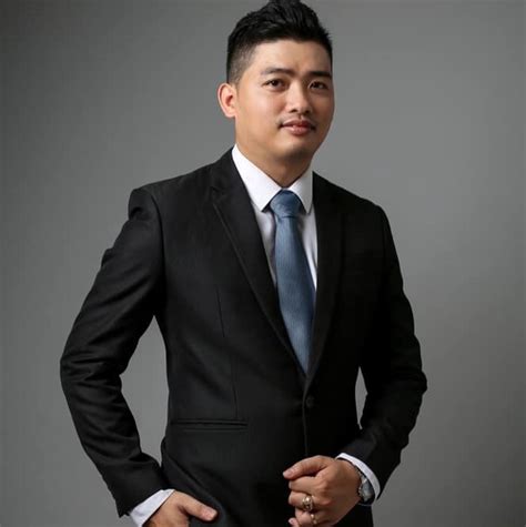 Tiền vệ tuyển việt nam kịp thu chân lại và. Ông Nguyễn Tuấn Anh - VBP