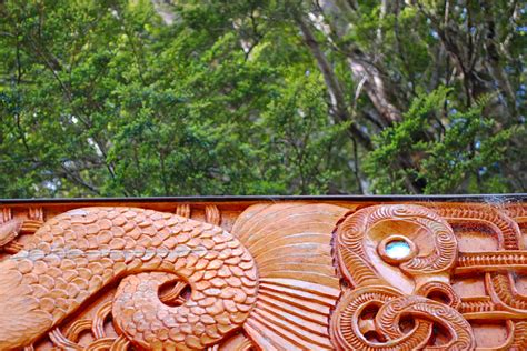 毛利人雕刻物树梢图腾毛利人集会地日本神柱莫图伊卡新西兰亚麻尼尔森区图腾柱摄影素材汇图网