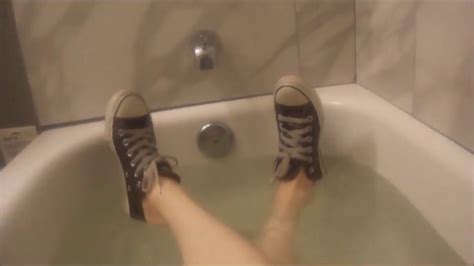 Sockless Wet Wetlook Shoeplay Loose Converse Grey Bathtub No Socks Youtube