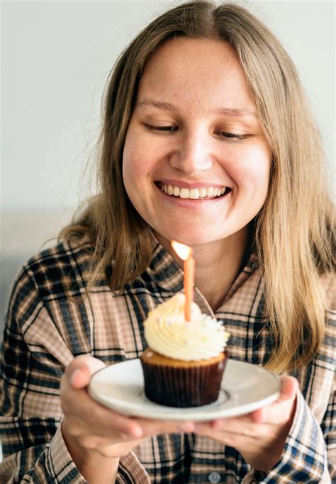 Chica Caucásica Con Pastel De Cumpleaños Foto Premium