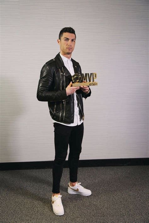 Cristiano Ronaldo Posando Con El Premio 懂球帝all Football 2017 Best
