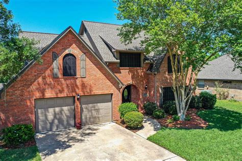 4 beds | 3 baths | 2,433 sqft. Lake Jackson, TX