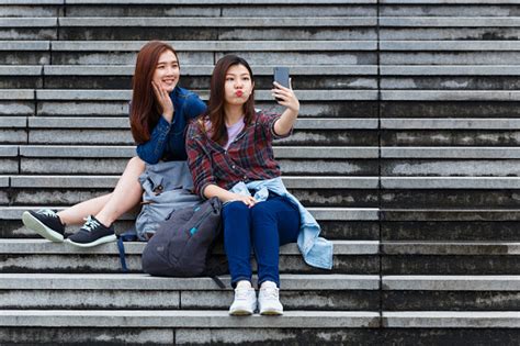 아시아 여자 복용 셀카 에 계단 고등학교에 대한 스톡 사진 및 기타 이미지 고등학교 대만 레저 활동 istock