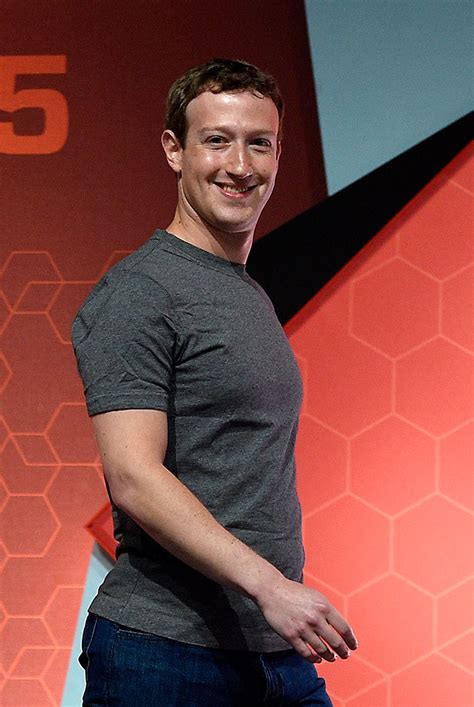 Zuckerberg started facebook at harvard in 2004 at the age of 19 for students to match names with photos of classmates. Mark Zuckerberg y su eterna camiseta gris - Foto 1