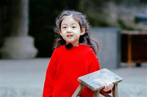 4岁的小泡芙穿红纱连衣裙美丽又可人！堪称是女生版时尚教科书了