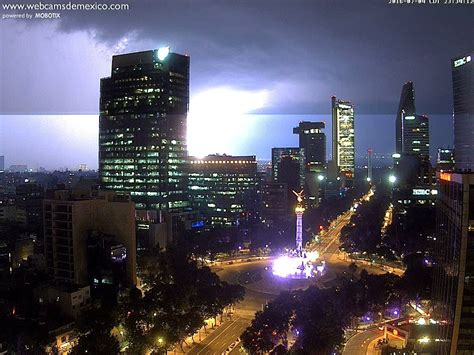 Buscan sobrevivientes entre los escombros. Espectacular relámpago captado esta noche en la ciudad de ...