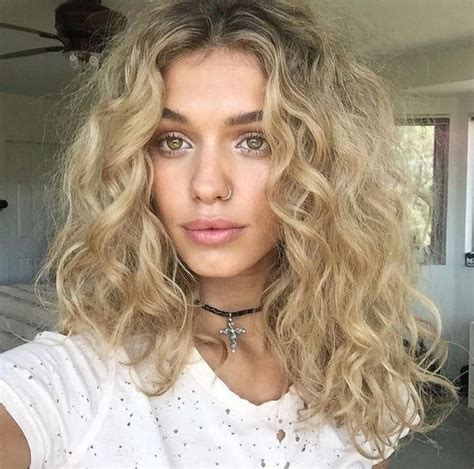 Woman With Big Loose Perm Curl And Blonde Hair Posing Longhaircurls Haircuts For Frizzy Hair