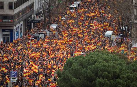 Nadie es facha por decir hoy lo mismo que decía sánchez hace unos meses madrid, 13 jun. Miles de personas en Colón exigen el fin de la negociación ...