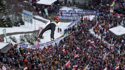 Das deutsche team feierte dabei den ersten sieg im mannschaftswettbewerb. Skispringen heute live in Willingen: Teamspringen bei ...