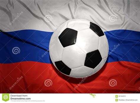 Флаг россии, flag rossii) is een horizontale driekleur die bestaat uit drie horizontale velden: Zwart-witte Voetbalbal Op De Nationale Vlag Van Rusland ...