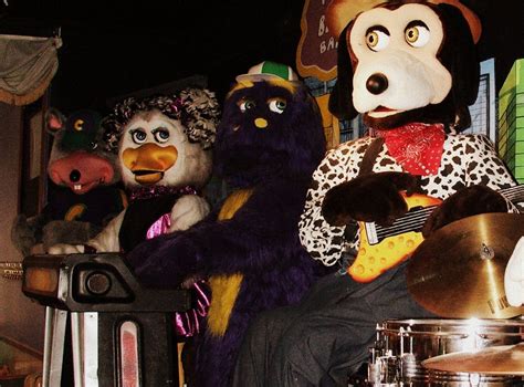30 Delightfully Creepy Animatronic Shows From Our Childhood Remind Us