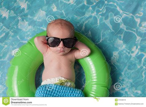 Ragazzo Di Neonato Che Galleggia Su Un Anello Gonfiabile Di Nuotata Fotografia Stock Immagine