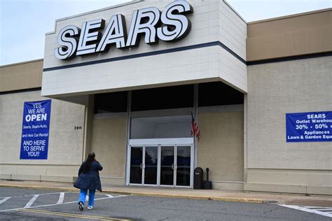 Sears sold its financial businesses in 1993 and began to accept mastercard and visa in addition to its store credit card and discover. Sears Credit Cards - Credit Card Payments