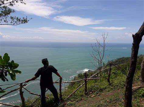 Bukit pentulu indah kebumen karangsambung kabupaten jawa tengah indonesia di denah gambar kelebihan lainnya dari tempat wisata ini adalah harga tiket masuk yang sangat terjangkau, yakni sekitar rp 5.000/ orang. Pentulu Indah Tiket Berapa Di 2021 - Buat Deg Degan Jalan Menuju Ke Bukit Indah Simarjarunjung ...