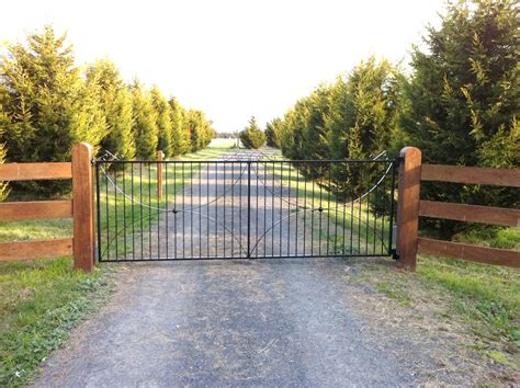 Top 35 Awesome Farmhouse Driveway Entrance Gate Ideas Decoredo