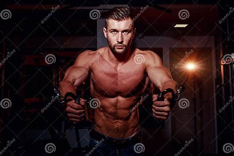 muskulöse bodybuildergutaussehende männer die Übungen in der turnhalle mit dem nackten torso