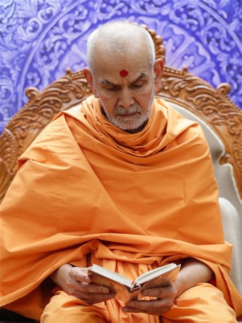 Prayers to shri chaitanya and maha mantra_bhaktivedanta swami prabhupada. 07 January 2019 - HH Mahant Swami Maharaj's Vicharan, Mumbai, India