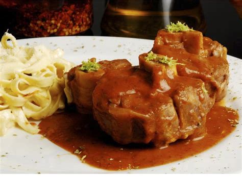 Corta los cuellos en 3 trozos y salpimiéntalos. Cordero en salsa roja - Recetas Mexicanas - Comida Mexicana